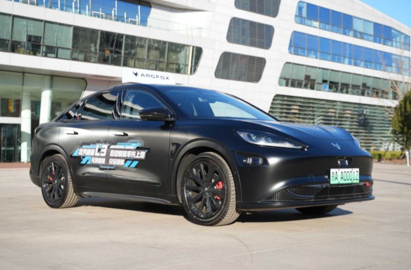 BAIC ARCFOX vehicle displaying Beijing's Jing AA0001Z L3 autonomous-driving special plate