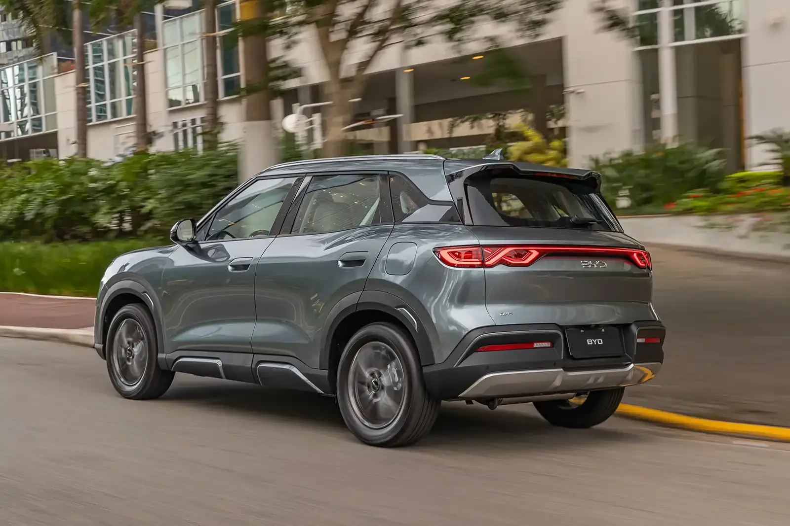 BYD Atto 2 DM-i Flex cinza rodando em via urbana no Brasil