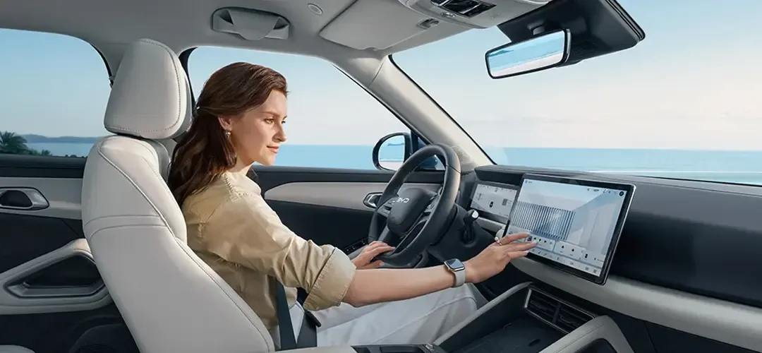 Interior do BYD Atto 2 DM-i Flex com central multimídia