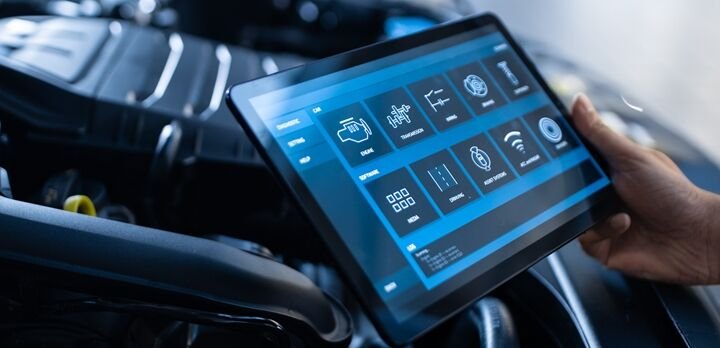 Técnico de servicio revisando el diagnóstico electrónico de un vehículo BYD