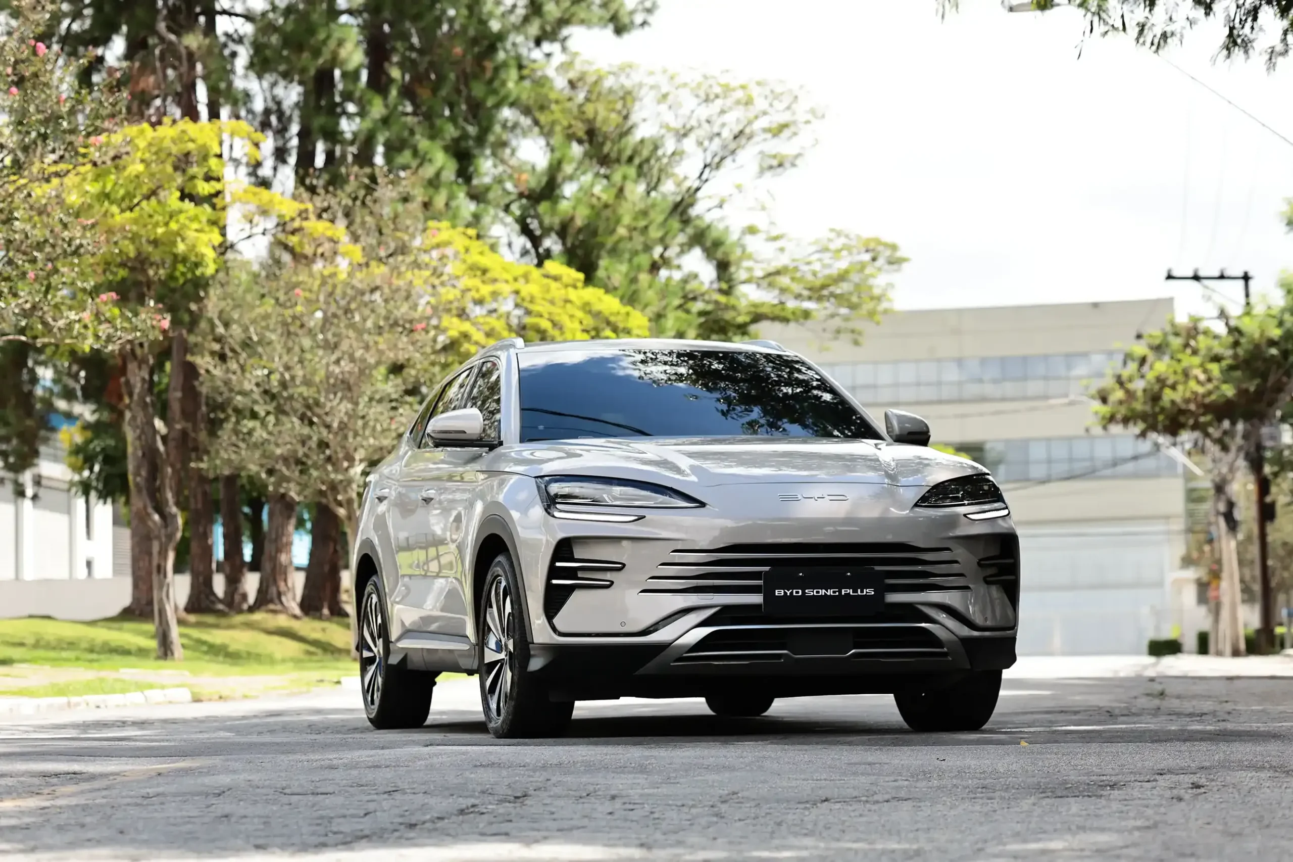 BYD Song Plus 2027 branco em imagem oficial no Brasil