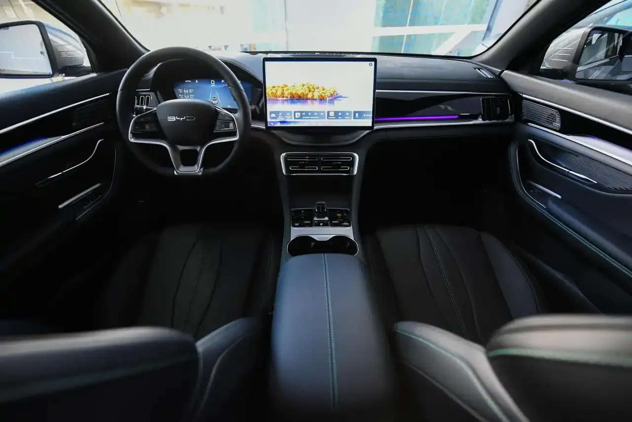 Painel e interior do BYD Song Plus 2027 com tela central