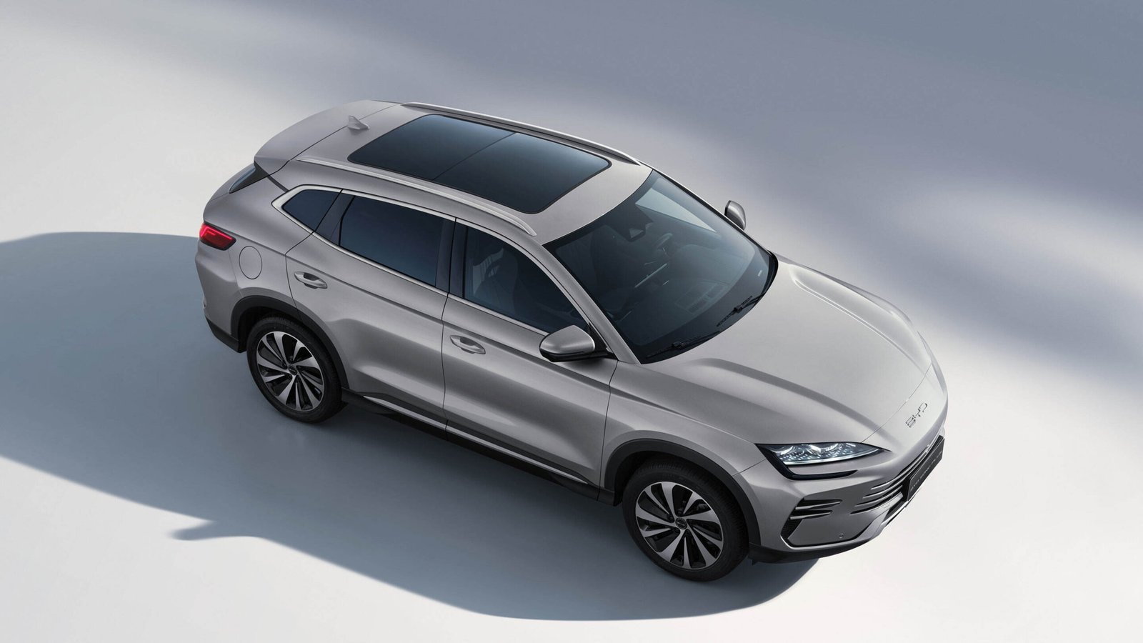 BYD Song Plus DM-i 2026 en color gris, vista superior de tres cuartos