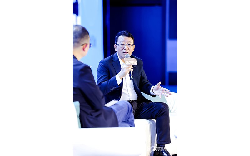 GAC Group chairman Feng Xingya speaking at the 2026 China Auto Bluebook Forum