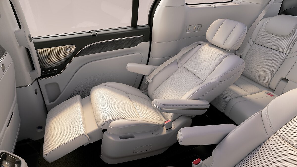 Leapmotor D99 second-row zero-gravity seat in an official interior image