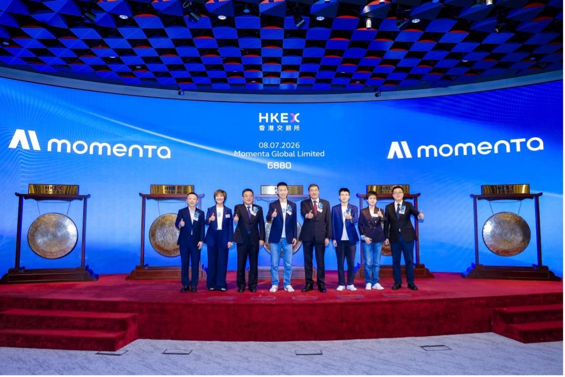 Momenta management and guests at the company’s Hong Kong Stock Exchange debut in July 2026