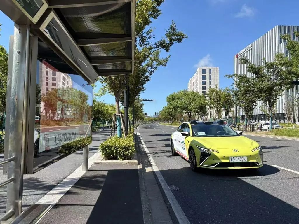 Robotaxi picking up passengers at a stop in Shanghai Lin-gang