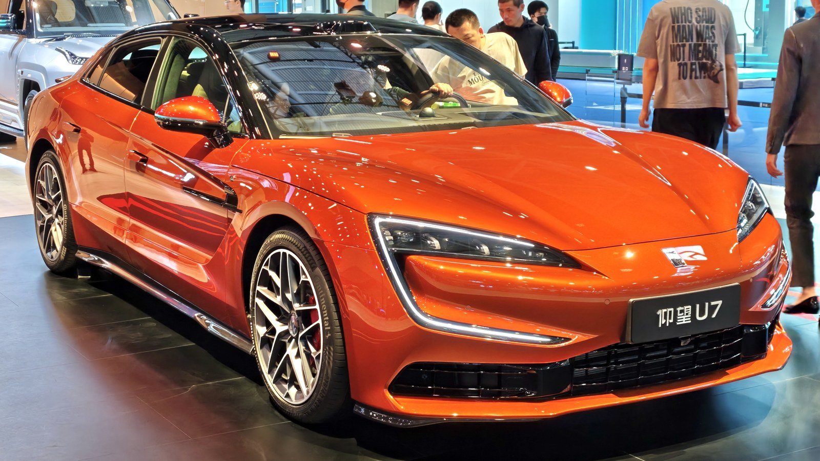 Yangwang U7 sedan associated with BYD YunNian-Z DiSus-Z linear motor suspension