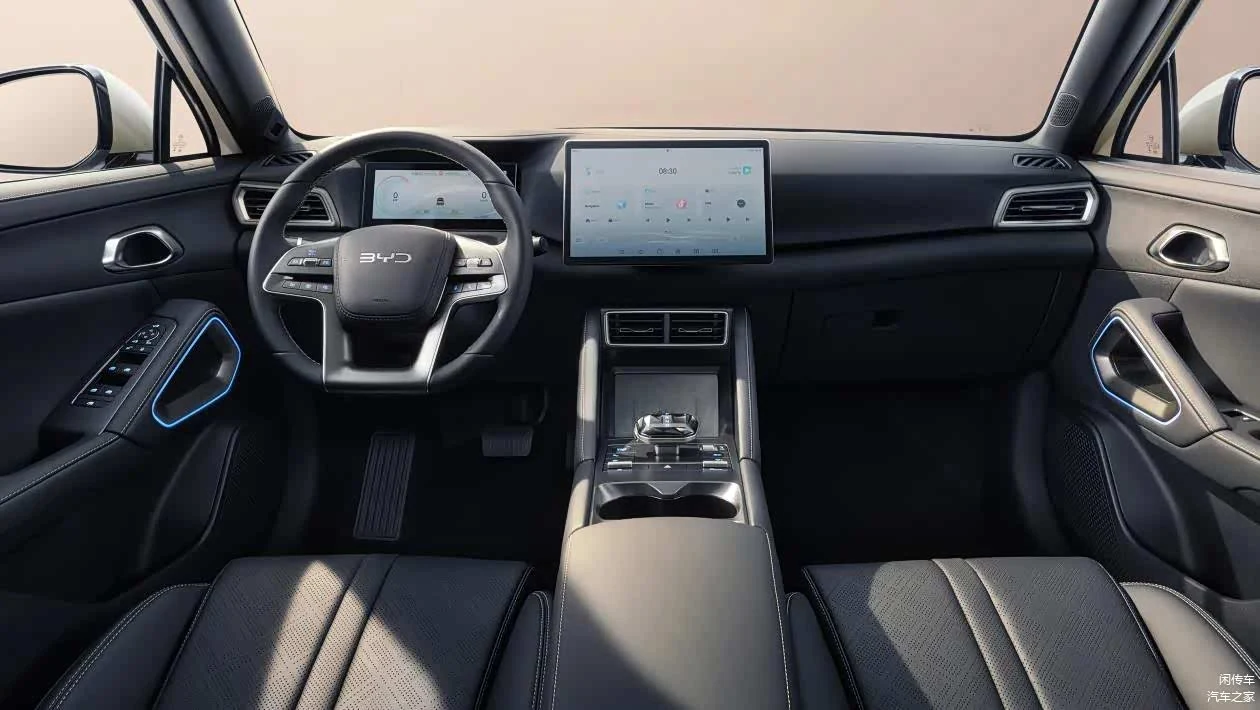 Cockpit eines früheren BYD ATTO 2 mit zentralem Gangwahlschalter