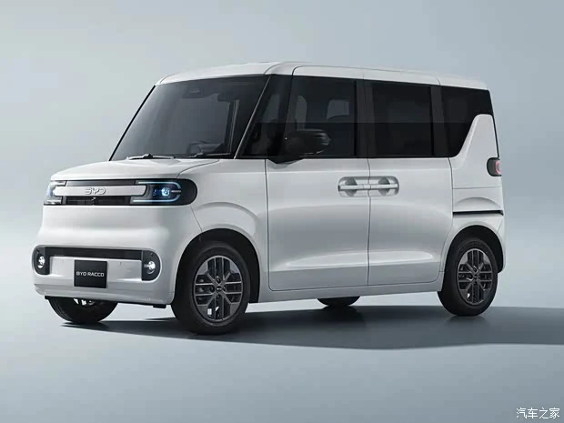 BYD RACCOの外観、白い車体と後席スライドドア