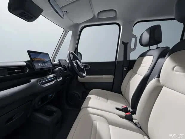 右ハンドルのBYD RACCOの前席とダッシュボード