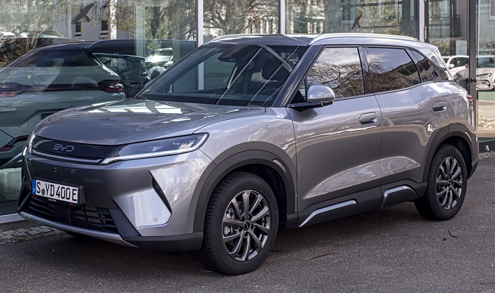 BYD Atto 2 DM-i híbrido enchufable fotografiado en Stuttgart en 2026