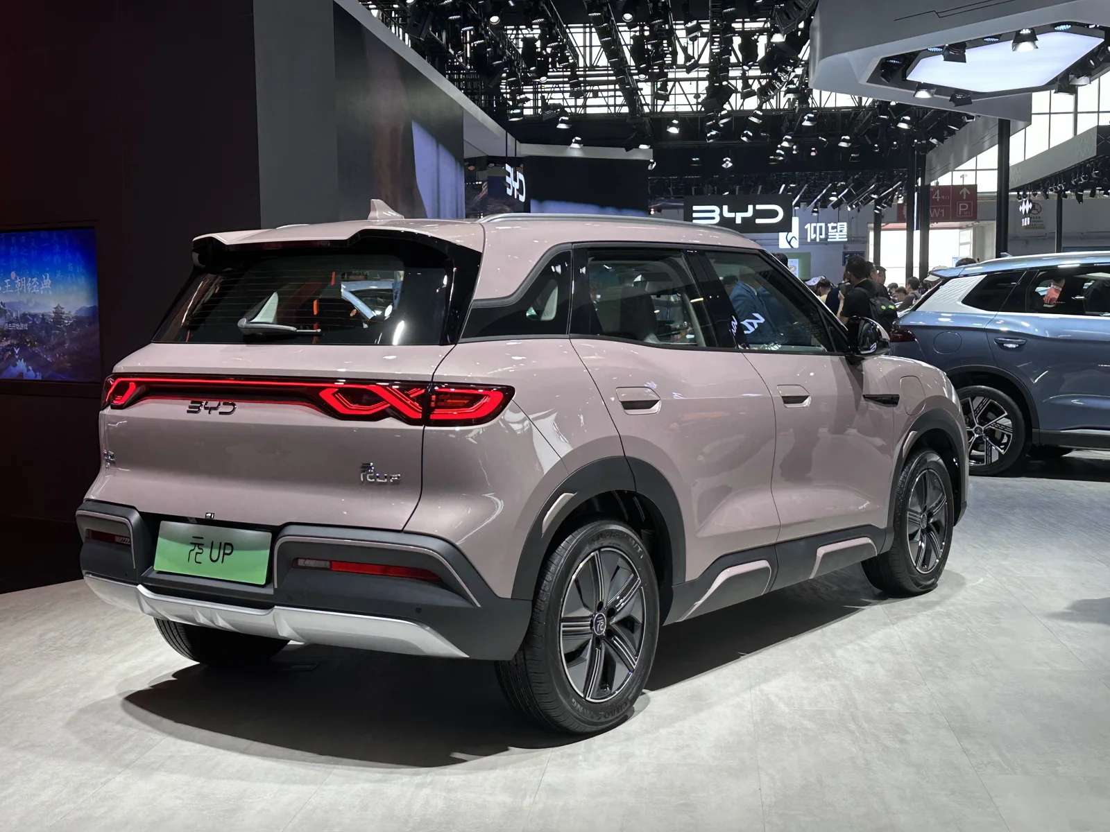 BYD Yuan Up eléctrico visto desde atrás en Auto China 2024